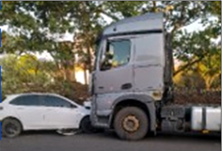 VeÃ­culo bate em Ã¡rvore e atinge carreta estacionada, em LucÃ©lia