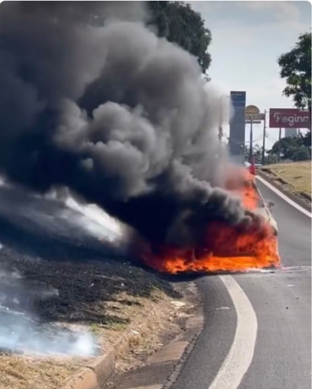 Picape pega fogo em alÃ§a de acesso da Rodovia Raposo Tavares Ã  Avenida Joaquim Constantino, em Presidente Prudente