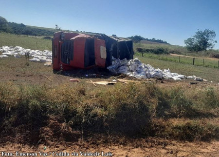 Motorista fica ferido apÃ³s caminhÃ£o tombar na vicinal QuatÃ¡ â TupÃ£