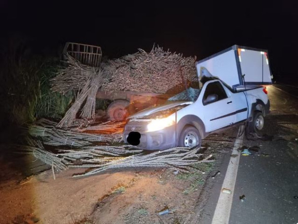 Motorista morre após acidente entre picape e trator com semirreboque, em Euclides da Cunha Paulista