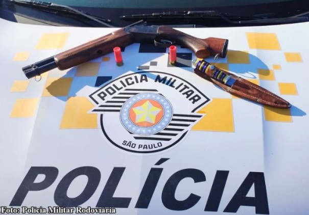 Mulher com sinais de embriaguez é flagrada conduzindo carro e com arma de fogo na SP-270