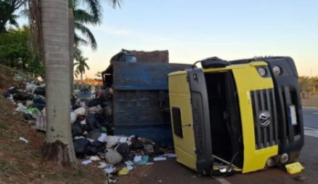 CaminhÃ£o bi trem tomba na rotatÃ³ria de ParapuÃ£