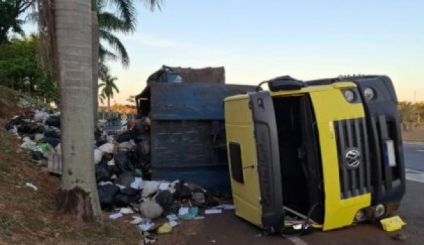 Caminhão bi trem tomba na rotatória de Parapuã