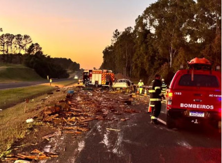 Caminhonete capota e espalha carga de mel na Rodovia Raposo Tavares, em Regente FeijÃ³