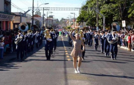 Desfile de aniversÃ¡rio de Osvaldo Cruz acontece neste domingo