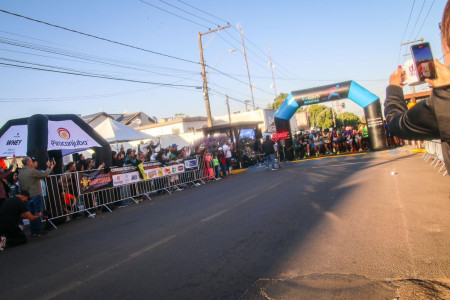 2Âª Corrida e Caminhada Pedestre Supermercado Bandeiras ForÃ§a e Movimento reuniu atletas de 40 cidades