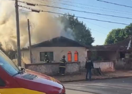 ApÃ³s incÃªndio, casa desabitada tem 80 mÂ² consumidos pelo fogo em Teodoro Sampaio