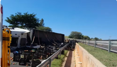 Carreta carregada com caixas de tomate tomba na rodovia e interdita trecho da Rachid Rayes em MarÃ­lia