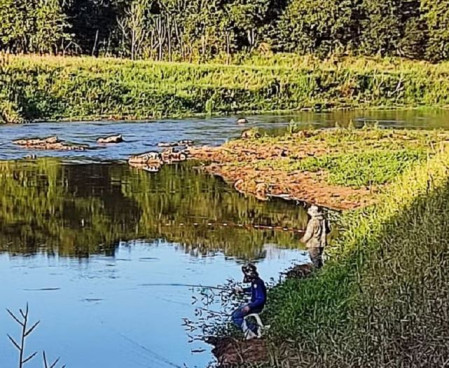 Dupla Ã© flagrada pescando em local proibido em corredeira do Rio Laranja Doce, em Taciba