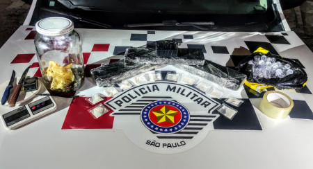 PolÃ­cia Militar faz apreensÃ£o de trÃªs tijolos e meio de maconha na Ã¡rea central de Osvaldo Cruz 