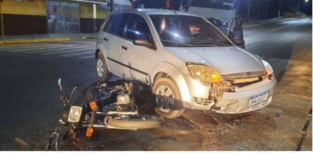 ColisÃ£o entre carro e moto deixa motociclista ferido, em ParapuÃ£