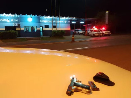 Homem que dirigia carro importado avaliado em atÃ© R$ 1 milhÃ£o Ã© preso por porte ilegal de arma de fogo, em Rosana