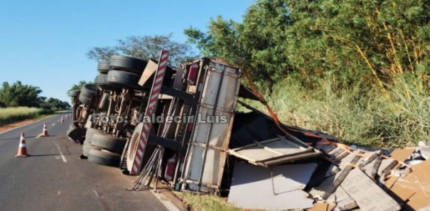 Bastos: SP-457 é parcialmente interditada até esta terça-feira para remoção de carreta