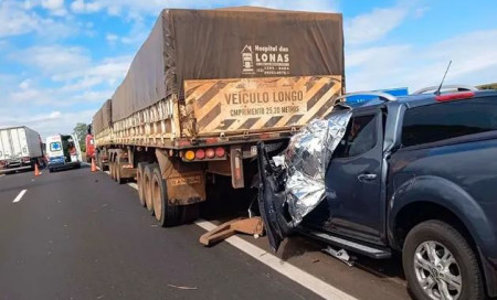 Motorista de caminhonete morre apÃ³s batida contra carreta na Raposo Tavares em Palmital