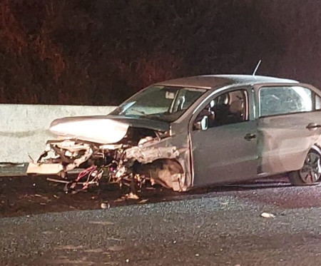 Acidente no Contorno deixa dois feridos, carro destruÃ­do e sem o motor em MarÃ­lia 