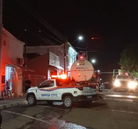 ResidÃªncia Ã© parcialmente destruÃ­da pelo fogo em RinÃ³polis 