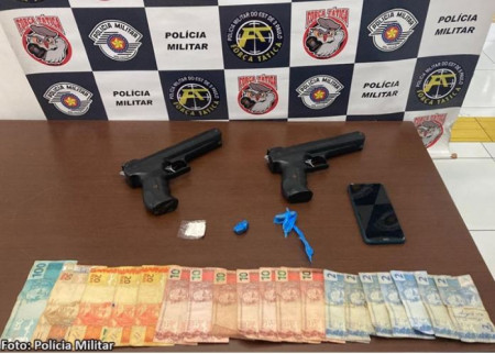 ForÃ§a TÃ¡tica apreende simulacros de arma de fogo, drogas e dinheiro em Iacri