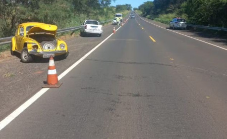 Rodovia JÃºlio Budiski registra colisÃ£o traseira envolvendo dois carros, em Ãlvares Machado