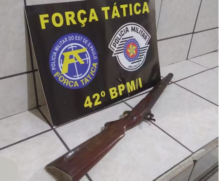 Jovem usa arma de fogo para 'ameaÃ§ar desafetos' e acaba preso por posse ilegal, em MarabÃ¡ Paulista