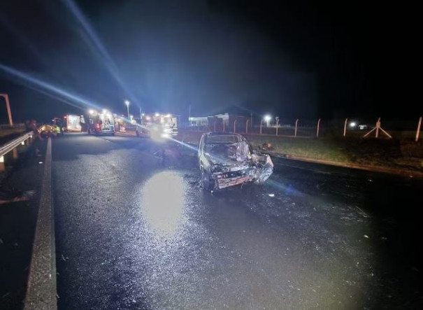 Carro pega fogo após colisão e deixa cinco pessoas feridas na Rodovia Assis Chateaubriand