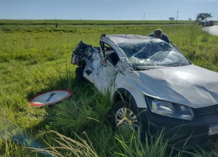 Capotamento de picape deixa motorista ferido em entroncamento de rodovias em Taciba