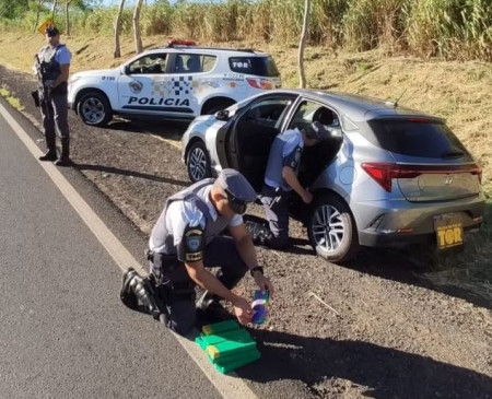 Homem Ã© preso em flagrante apÃ³s transportar 11 tabletes de maconha escondidos no encosto dos bancos de carro, em Irapuru