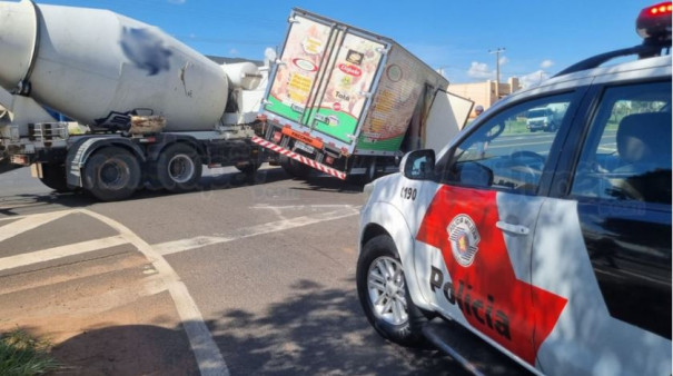 Acidente envolvendo dois caminhões é registrado no Trevo da Exapit