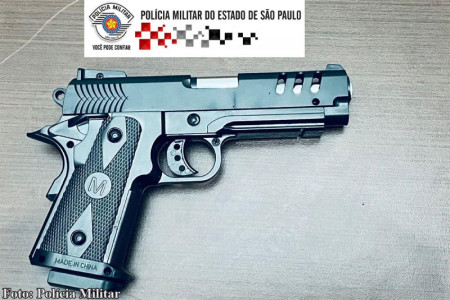 PolÃ­cia Militar aborda veÃ­culo e apreende simulacro de arma de fogo em Iacri