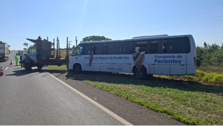 Acidente entre caminhÃ£o e Ã´nibus que transportava pacientes de Osvaldo Cruz deixa feridos na SP-294