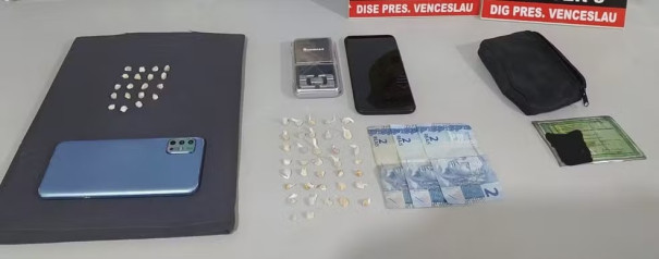 Dupla é presa durante operação policial com mais de 25 pedras de crack, em Presidente Venceslau