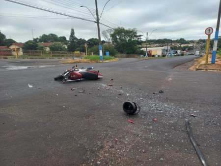 Acidente entre carro e moto deixa homem ferido em Osvaldo Cruz