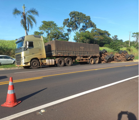 Compartimento de carga de caminhÃ£o carregado com soja tomba na SP-294, em ParapuÃ£ 