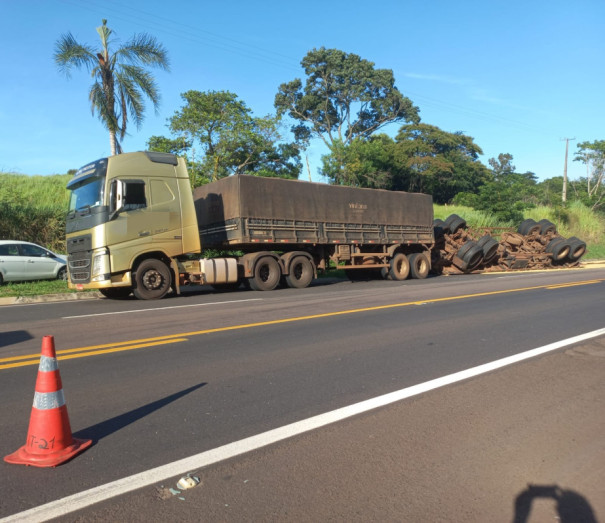 Compartimento de carga de caminhão carregado com soja tomba na SP-294, em Parapuã 