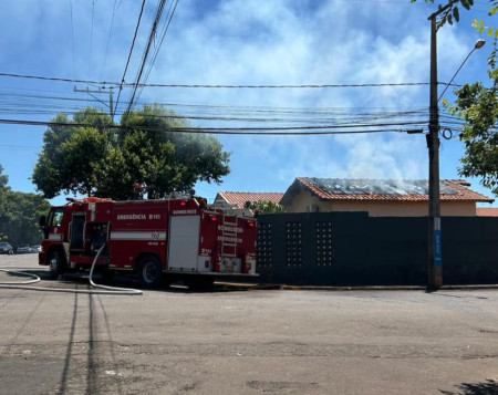 IncÃªndio deixa residÃªncia parcialmente destruÃ­da no bairro Nelson Cavalini em Osvaldo Cruz