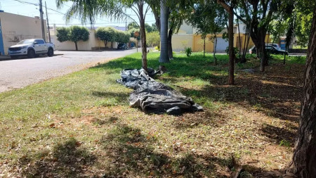 PolÃ­cia prende casal suspeito de assassinar homem encontrado enrolado em lona no meio de rua