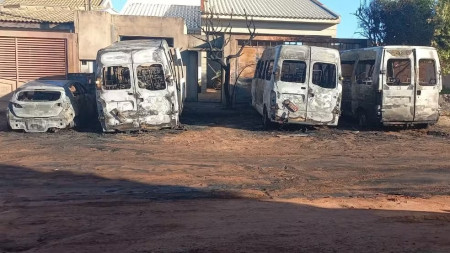 TrÃªs vans escolares e um carro ficam totalmente destruÃ­dos apÃ³s incÃªndio durante a madrugada, em Presidente EpitÃ¡cio