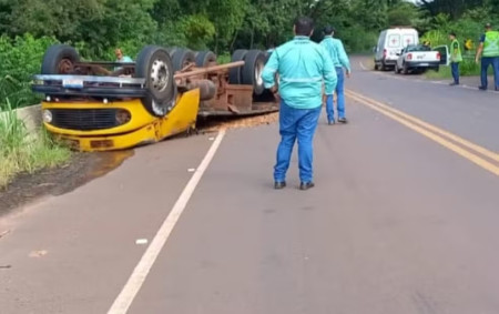 Jovem morre ao perder controle da direÃ§Ã£o e tombar caminhÃ£o em Guararapes