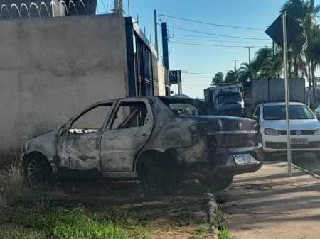 ConfusÃ£o termina com um esfaqueado e carro incendiado na zona norte em MarÃ­lia 