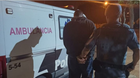 Policiais militares em viatura ambulÃ¢ncia prendem homem por trÃ¡fico de drogas em Adamantina