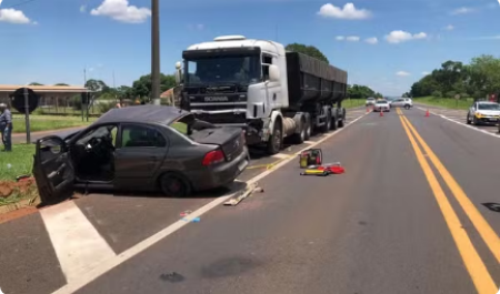 Motorista de carro atingido por carreta na Rodovia Prefeito Homero Severo Lins morre no Hospital Regional