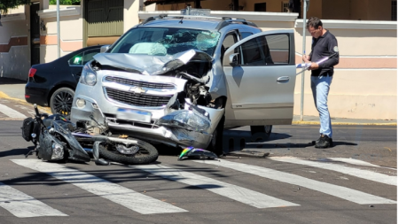 Motociclista fica ferido apÃ³s colisÃ£o no centro de TupÃ£