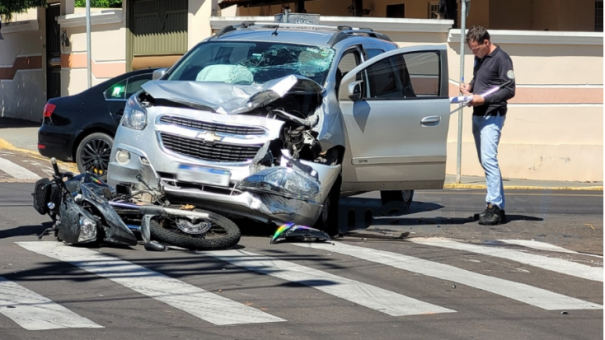 Motociclista fica ferido após colisão no centro de Tupã