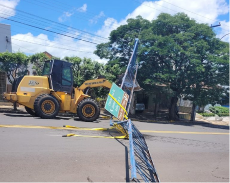 LUCÃLIA: Prefeitura remove estruturas de placas turÃ­sticas por questÃµes de seguranÃ§a