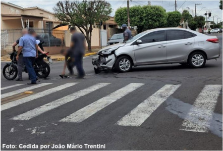 Motociclista sofre ferimentos em acidente no centro de TupÃ£ (SP)