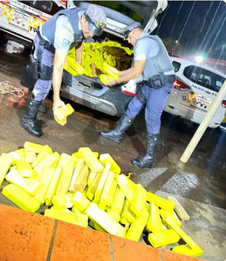 Motorista abandona carro com mais de meia tonelada de maconha em plantaÃ§Ã£o de soja