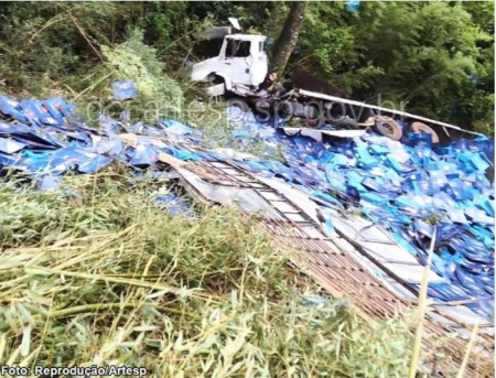 Caminhoneiro morre apÃ³s carreta cair em ribanceira na rodovia SP-304