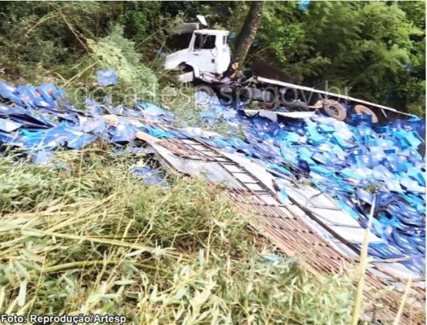 Caminhoneiro morre após carreta cair em ribanceira na rodovia SP-304