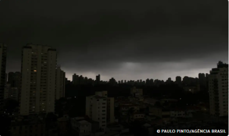 Temporal em SP derruba Ã¡rvores e deixa moradores sem luz