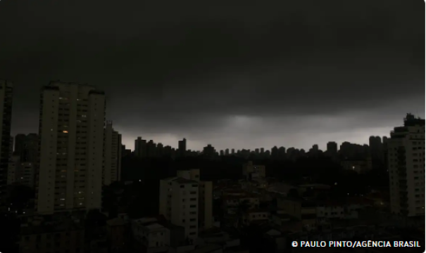 Temporal em SP derruba árvores e deixa moradores sem luz