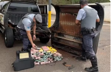 Homem Ã© preso em flagrante apÃ³s esconder mais de 66 kg de cocaÃ­na em fundo falso de caminhonete, em Pirapozinho